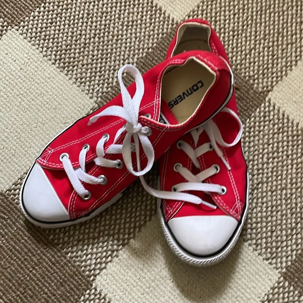 Perfect pair for your valentines outfit. Converse size 3 - Picture 2 of 3